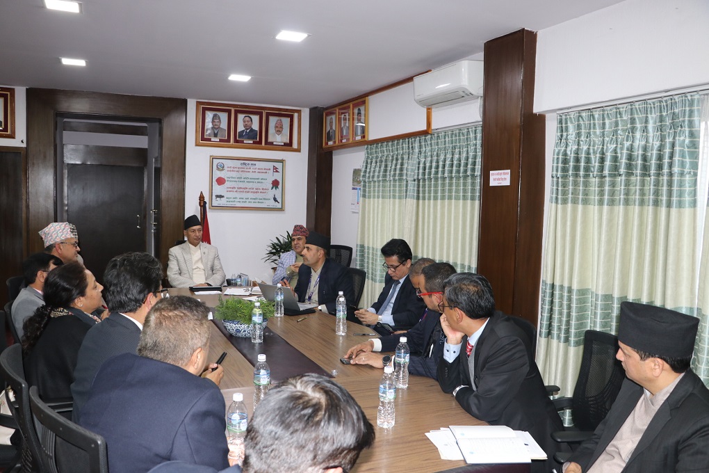 माननीय अर्थमन्त्रीज्यू मिति २०७६/१०/०६ गते अर्थ मन्त्रालय, नेपाल राष्ट्र बैंक र नेपाल बैंकर्स एशोसियसनका पदाधिकारीहरु सहभागी भएकाे छलफल कार्यक्रममा निर्देशन दिनुहुँदै